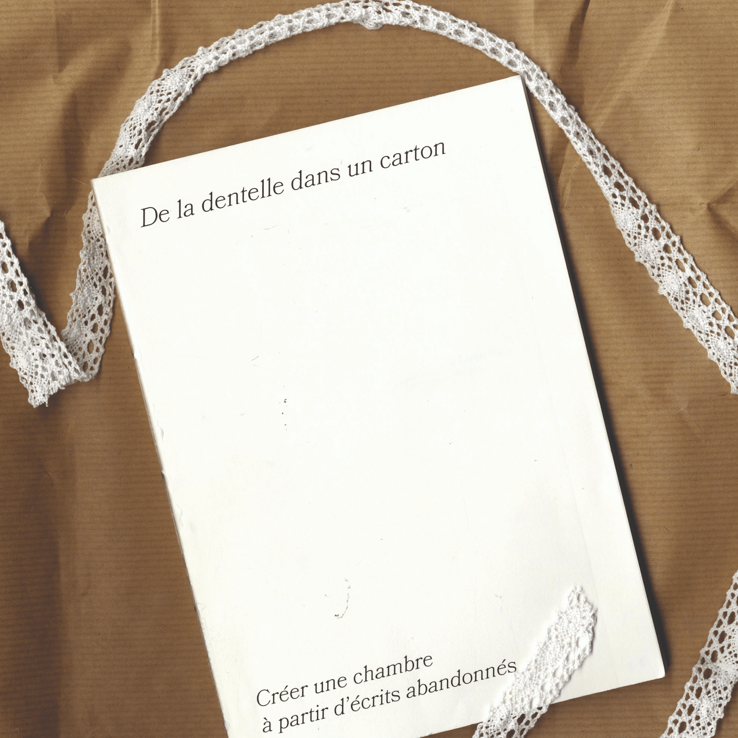 De la dentelle dans un carton